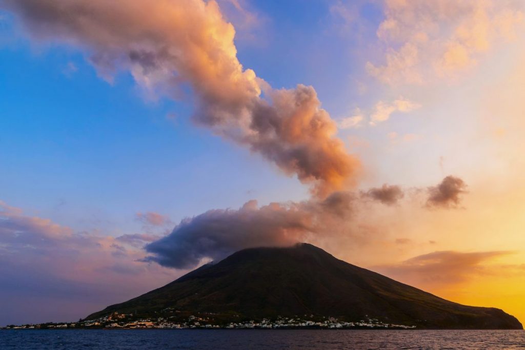 Islas Eólicas en velero frente a Stromboli al atardecer